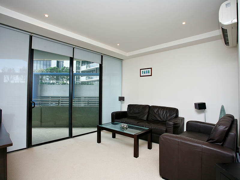 Private Victoria Harbour abode Picture 2