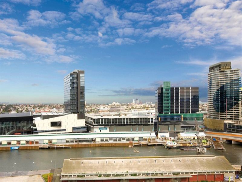 Stylish living with uninterrupted river views Picture 1