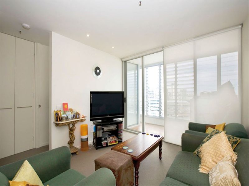 Stylish living with uninterrupted river views Picture 3