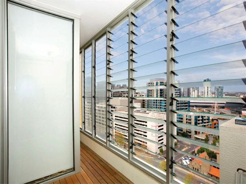 Stylish living with uninterrupted river views Picture 2