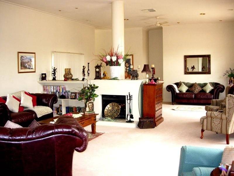 Kew Gardens: Tranquil Estate In Prestigious Kew! Picture 2