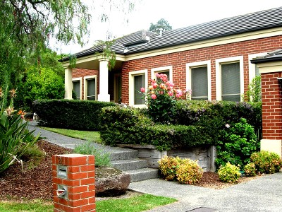 Kew Gardens: Tranquil Estate In Prestigious Kew! Picture