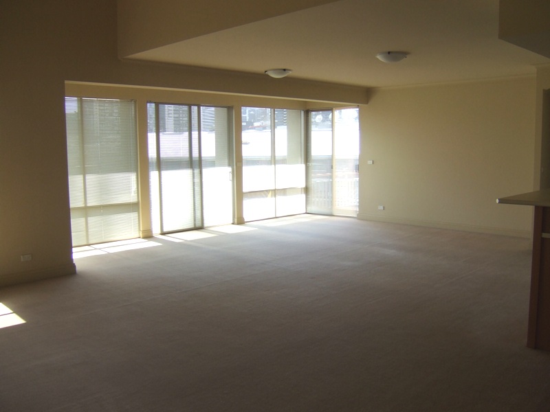 Kings Park, 77 Dodds St: As Rare As Hen's Teeth! Picture 2