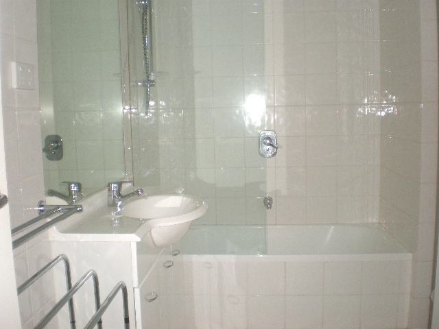 Parkside 11th floor FULLY FURNISHED, 28 Bank St: You'll Say Wow! Picture 3
