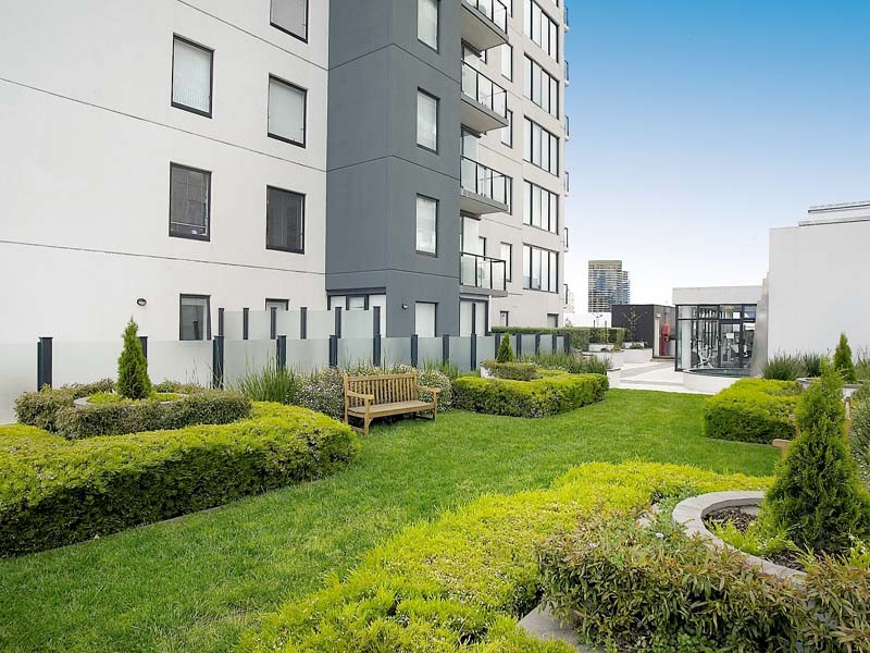 Spacious apartment living in Southbank Picture 1