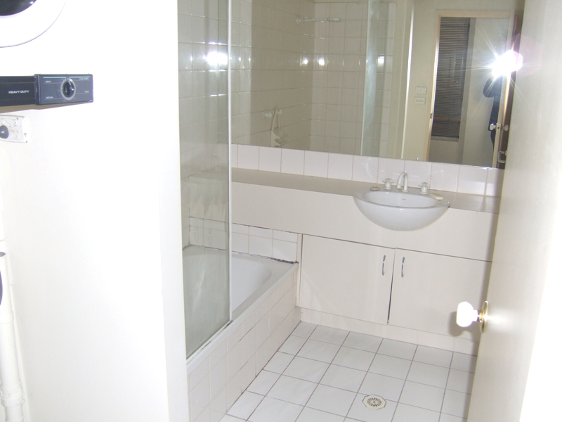 165 La Trobe Street, Ground Floor: Superb City Living! Picture 3