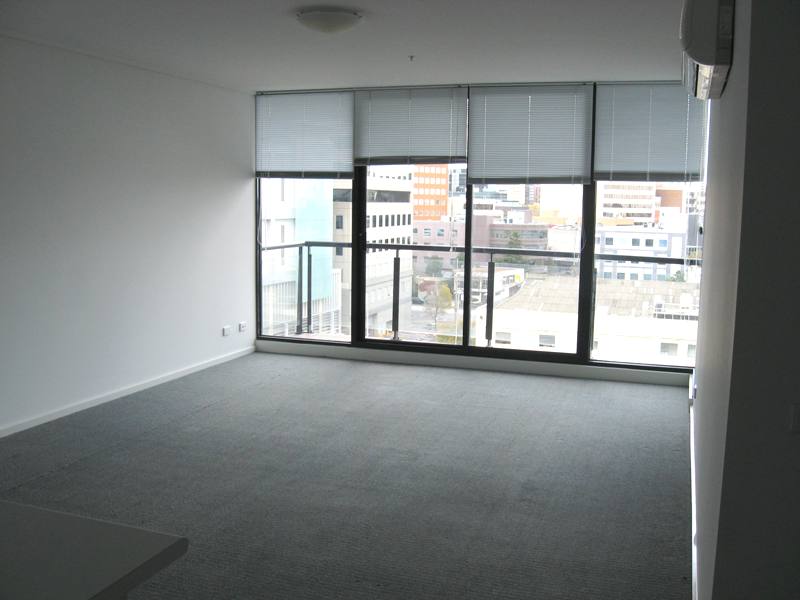 Parkside 7th floor, 28 Bank St: Your Spacious New Home! L/B Picture 2
