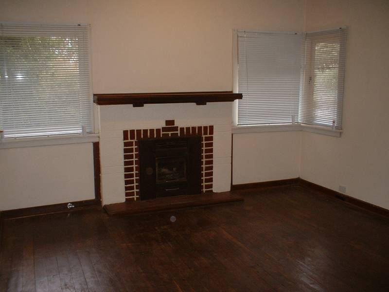 CUTE CHARACTER COTTAGE WITH LOVELY OUTDOOR ENTERTAINING Picture 3