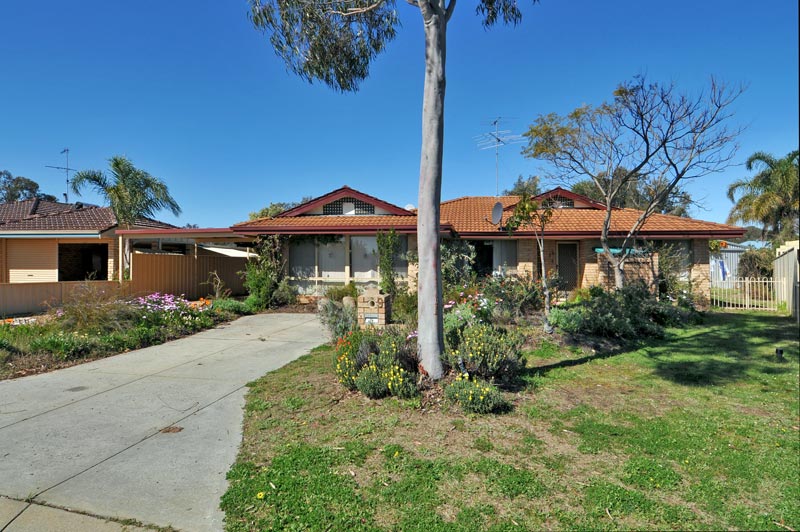 AWAY FROM THE HUSSLE & BUSSLE! Picture 1