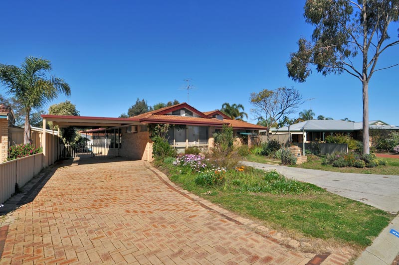 AWAY FROM THE HUSSLE & BUSSLE! Picture 2