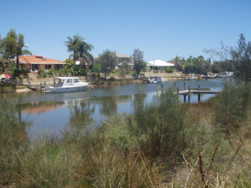 CANAL FRONT LAND Picture 2