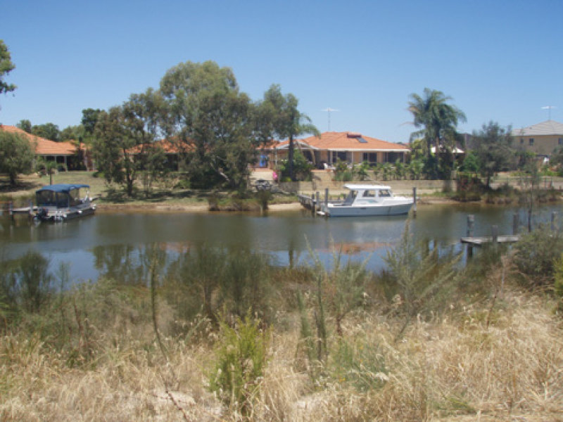 CANAL FRONT LAND Picture 1