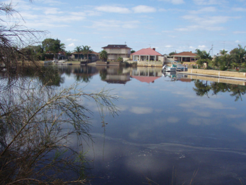 CANAL FRONT WITH STUNNING ESTUARY VIEWS Picture 3