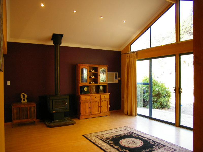 CASH OR FINANCE BUYERS FOR CHARACTER HOME NESTLED ON 1 ACRE PRIVATE BLOCK Picture 2