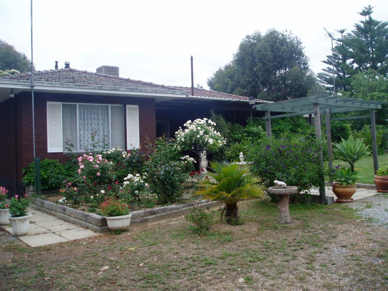 CHARMING HOME WITH POTENTIAL TO SUB DIVIDE Picture 1