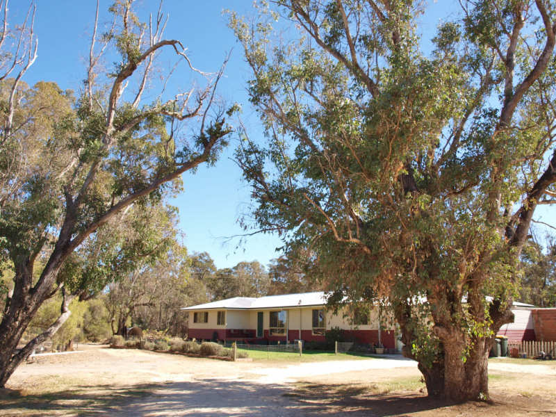 COUNTRY LIVING AT ITS BEST Picture 1