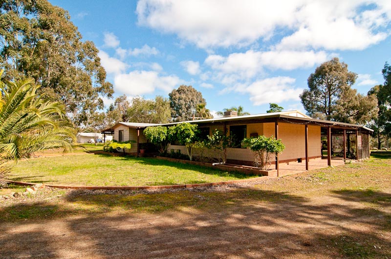 HOME WITH MASSIVE SHED - SUIT TRUCKIE Picture 1