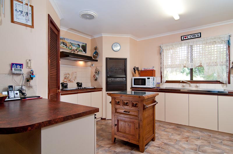 HOME WITH MASSIVE SHED - SUIT TRUCKIE Picture 3