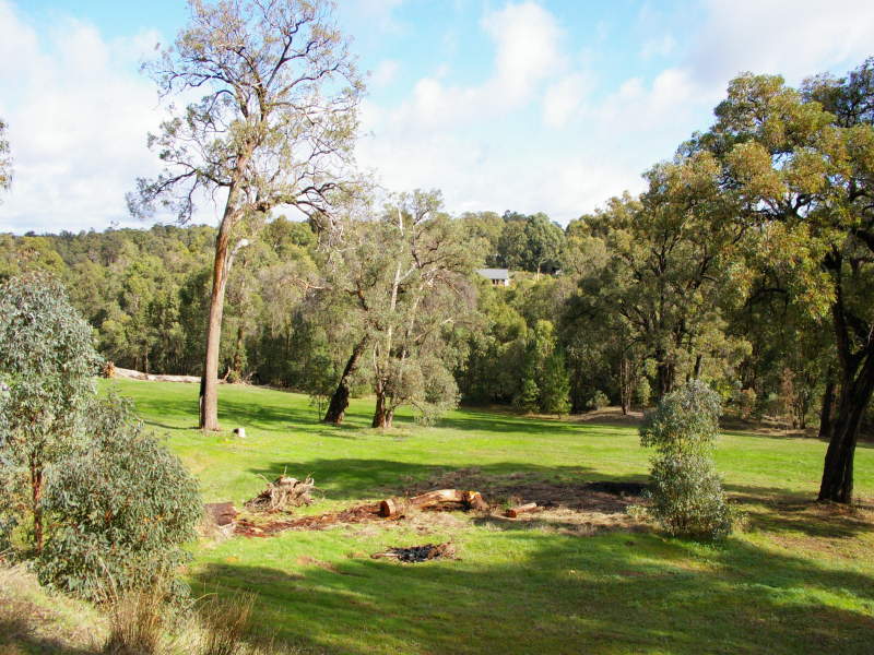 SPACIOUS 5 BEDROOM HOME ON SECLUDED 9 ACRE PROPERTY Picture 3