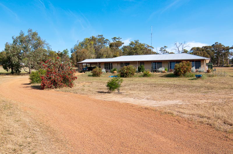 PEACEFUL VALLEY SETTING ON 2.75 ACRES Picture 1