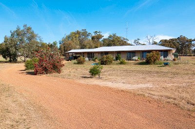 PEACEFUL VALLEY SETTING ON 2.75 ACRES Picture