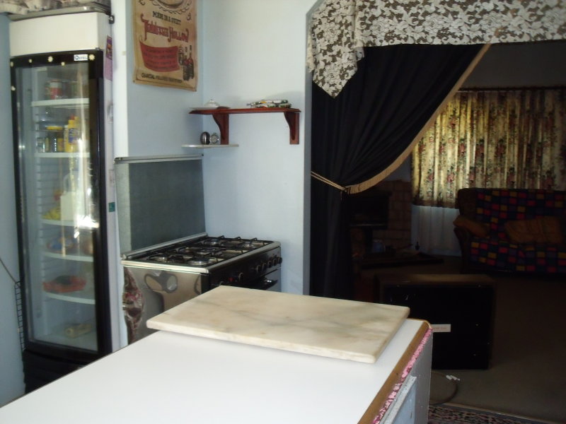 SPACIOUS HOME ON LEVEL BLOCK Picture 3