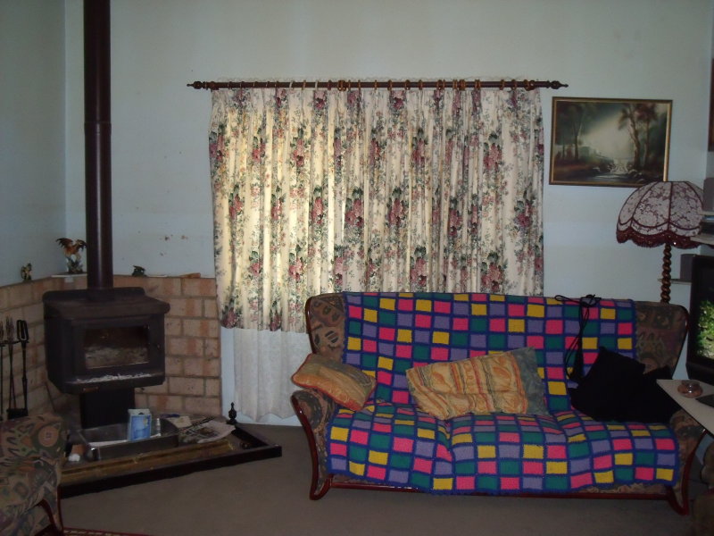 SPACIOUS HOME ON LEVEL BLOCK Picture 2