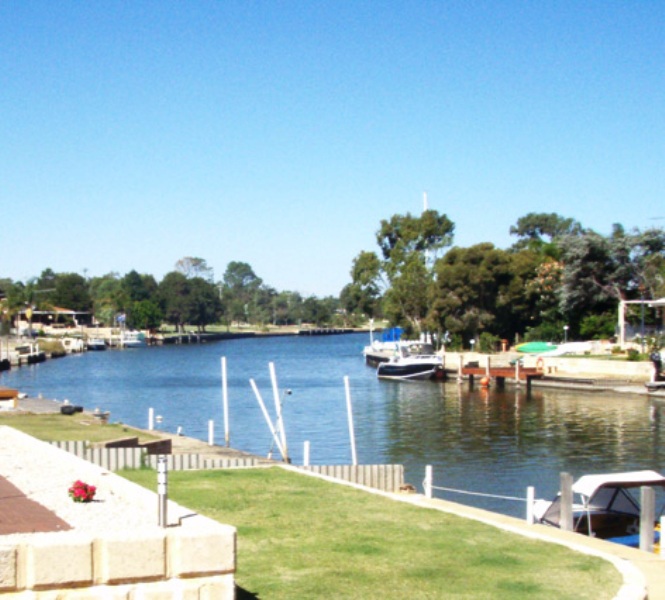 WOULD YOUR BOAT LOOK GREAT PARKED HERE ? Picture 2