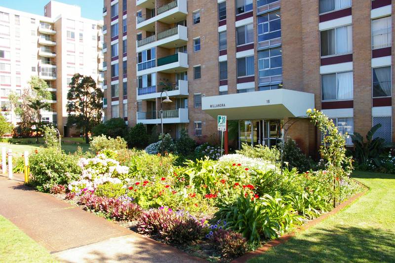 BEAUTIFULLY RENOVATED GROUND LEVEL APARTMENT OVERLOOKING STUNNING GARDENS Picture 1