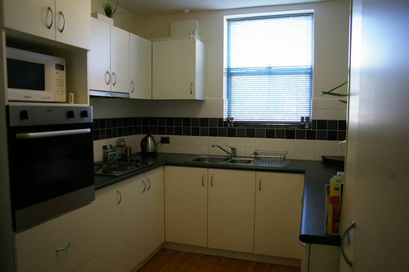 BEAUTIFULLY RENOVATED GROUND LEVEL APARTMENT OVERLOOKING STUNNING GARDENS Picture 3