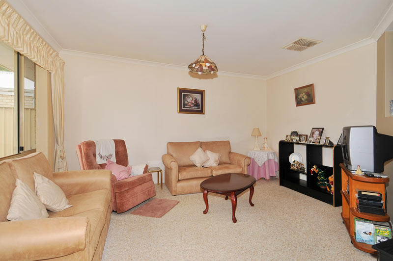 PRESENTATION PLUS OVERLOOKING PARK! Picture 2