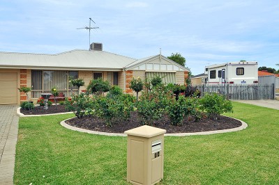 PRESENTATION PLUS OVERLOOKING PARK! Picture