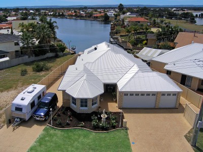 LIFESTYLE MASTERPIECE IN SUPERB WATERFRONT LOCATION Picture