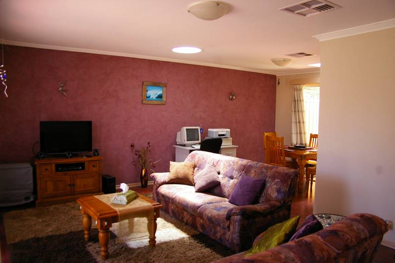 IMMACULATELY PRESENTED HOME OPPOSITE LUSH GREEN PARKLAND Picture 3