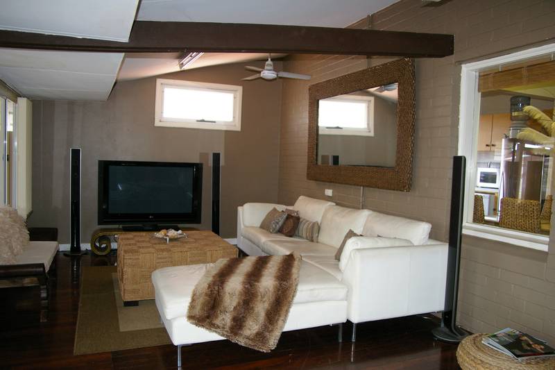 CHARACTER HOME WITH CONTEMPORARY STYLE Picture 3