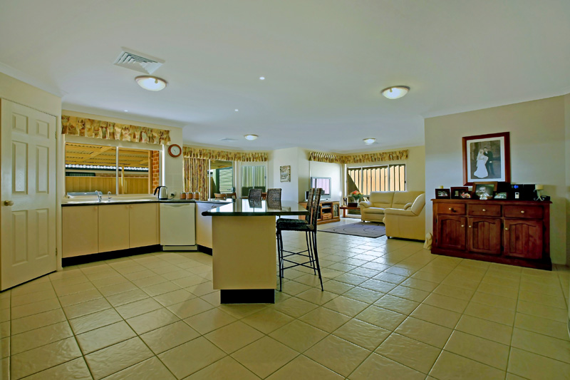 Classy and Single with side access Picture 2