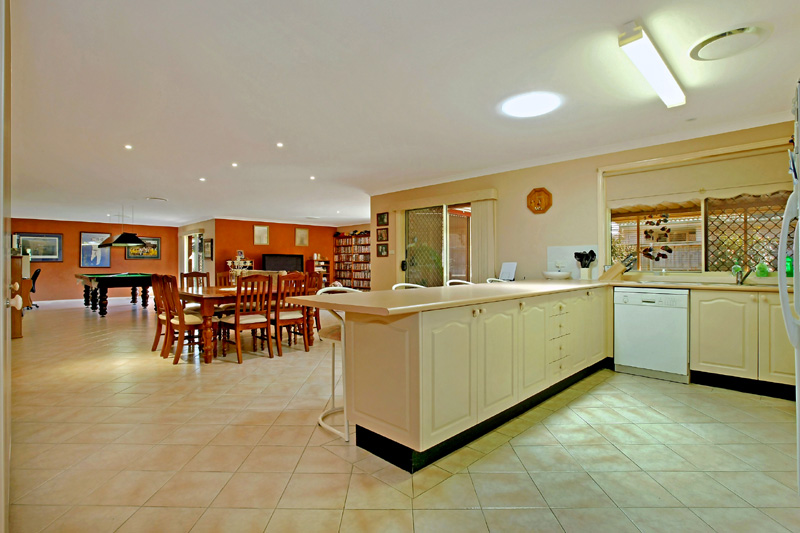 Triple garage and side access!! Picture 2