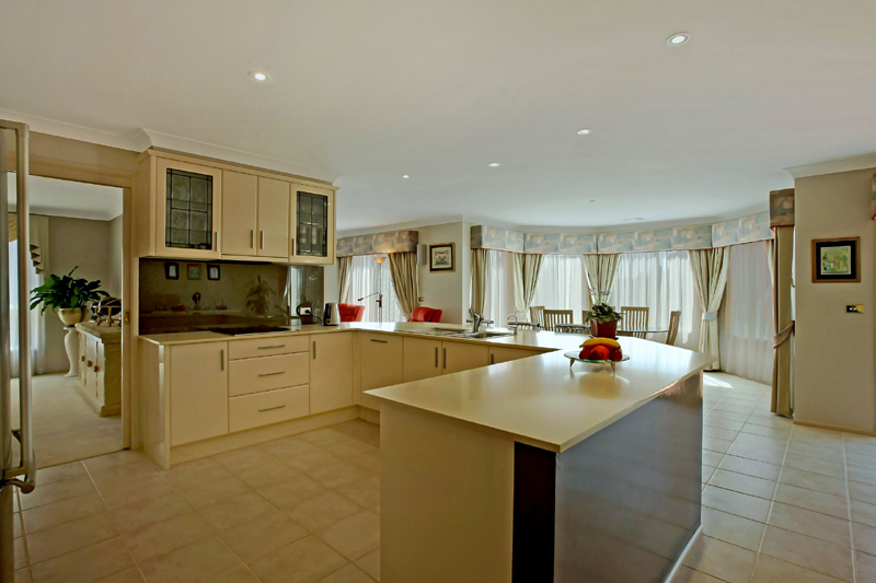 Looking for a property with side access? Picture 2