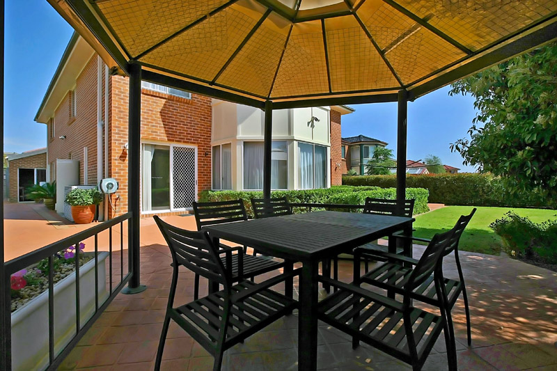 Looking for a property with side access? Picture 3