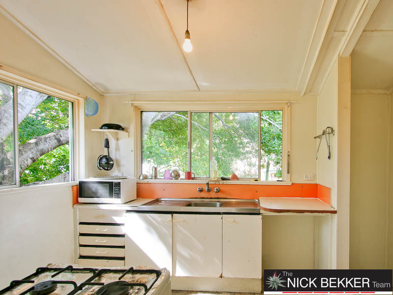 WHAT A BUY! - BE VERY QUICK AT THIS PRICE- 809m2! Picture 2