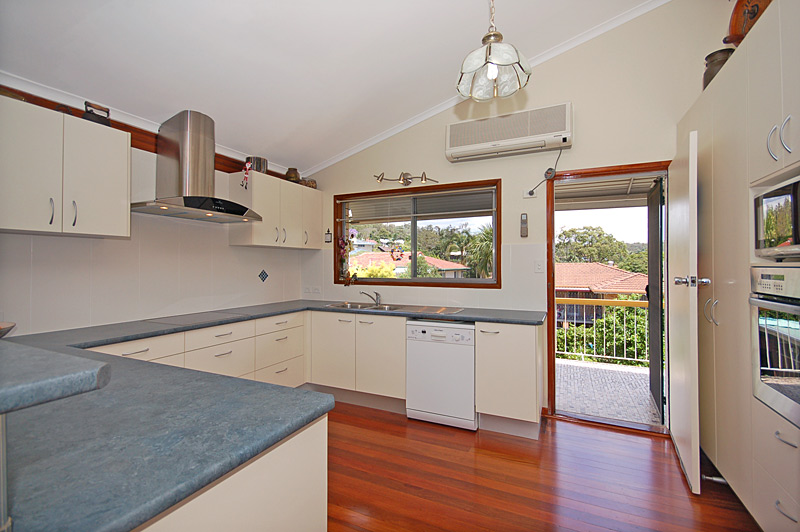 Splendid, Elevated Position - Great Family Home in Tarragindi Picture 3