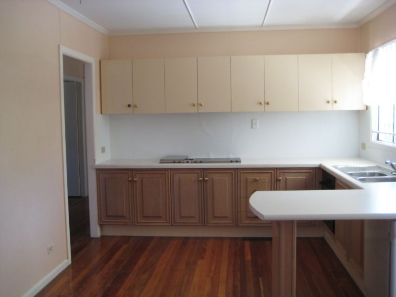 Large house on a big block, close to Golf Course. Picture 2