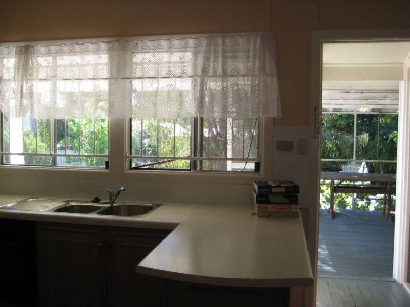 Large house on a big block, close to Golf Course. Picture 3