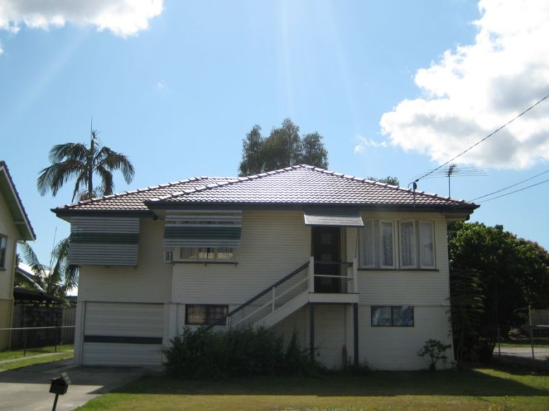 Large house on a big block, close to Golf Course. Picture 1