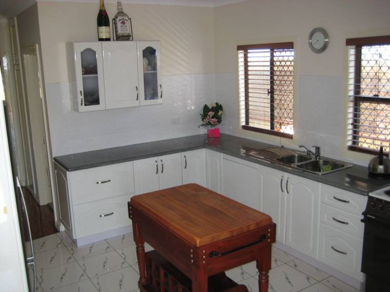 Cute Cottage with rear deck Picture 2