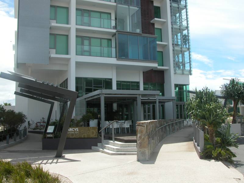 SURFERS SKYLINE VIEWS AND DIRECT BROADWATER FRONTAGE Picture 2