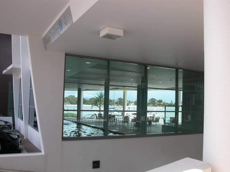 SURFERS SKYLINE VIEWS AND DIRECT BROADWATER FRONTAGE Picture 3