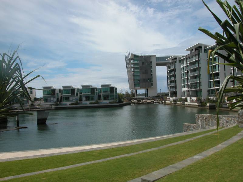 SURFERS SKYLINE VIEWS AND DIRECT BROADWATER FRONTAGE Picture 1