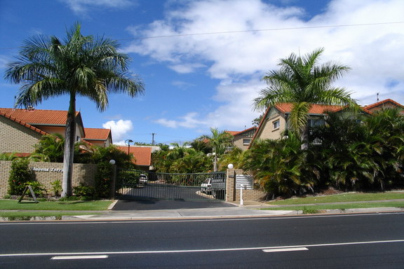 CENTRAL CBD IMMACULATE TOWNHOUSE - Make an offer today Picture