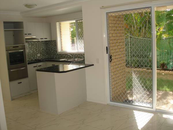 CENTRAL CBD IMMACULATE TOWNHOUSE - Make an offer today Picture